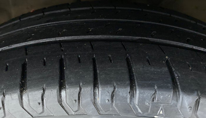 2019 Maruti XL6 ALPHA SHVS  MT, Petrol, Manual, 32,829 km, Right Front Tyre Tread