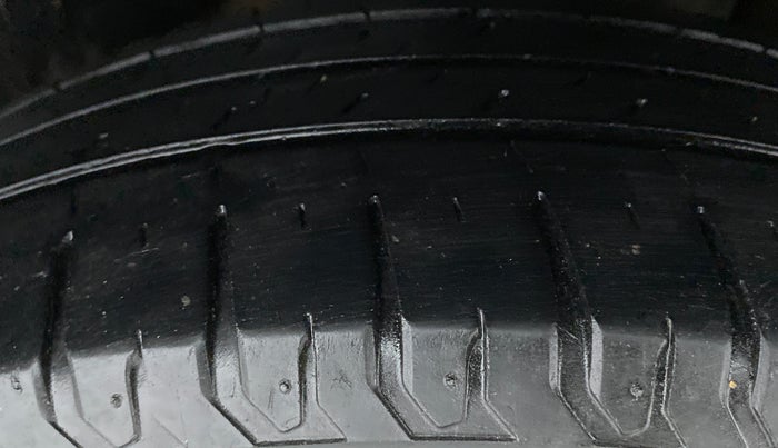 2019 Maruti XL6 ALPHA SHVS  MT, Petrol, Manual, 32,829 km, Left Rear Tyre Tread