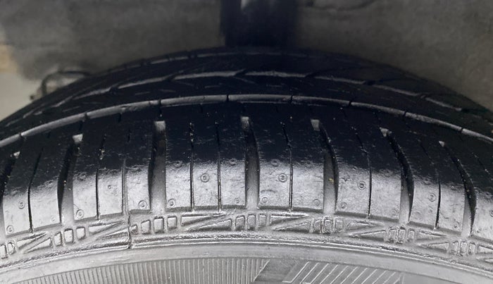 2015 Hyundai Grand i10 MAGNA 1.2 KAPPA VTVT, CNG, Manual, 1,03,294 km, Right Rear Tyre Tread