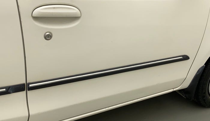 2014 Toyota Etios Liva G, Petrol, Manual, 31,381 km, Driver-side door - Minor scratches