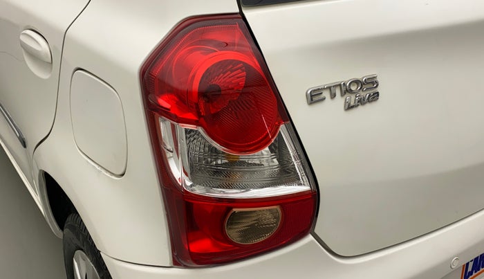 2014 Toyota Etios Liva G, Petrol, Manual, 31,381 km, Left tail light - Minor damage
