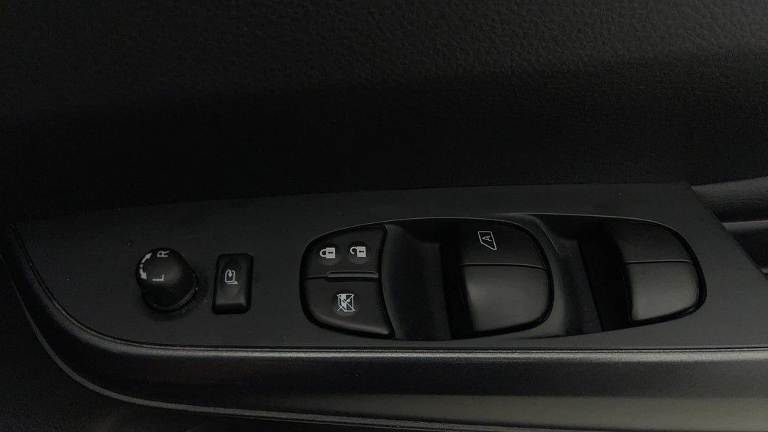 2023 Nissan Navara Pro-4x (4x4), Automatic, 20610 km, Drivers Side Door Panel Controls