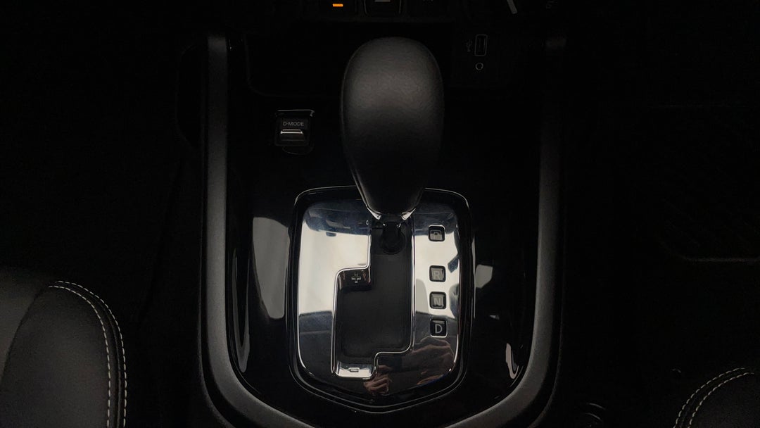 2023 Nissan Navara Pro-4x (4x4), Automatic, 20610 km, Gear Lever 