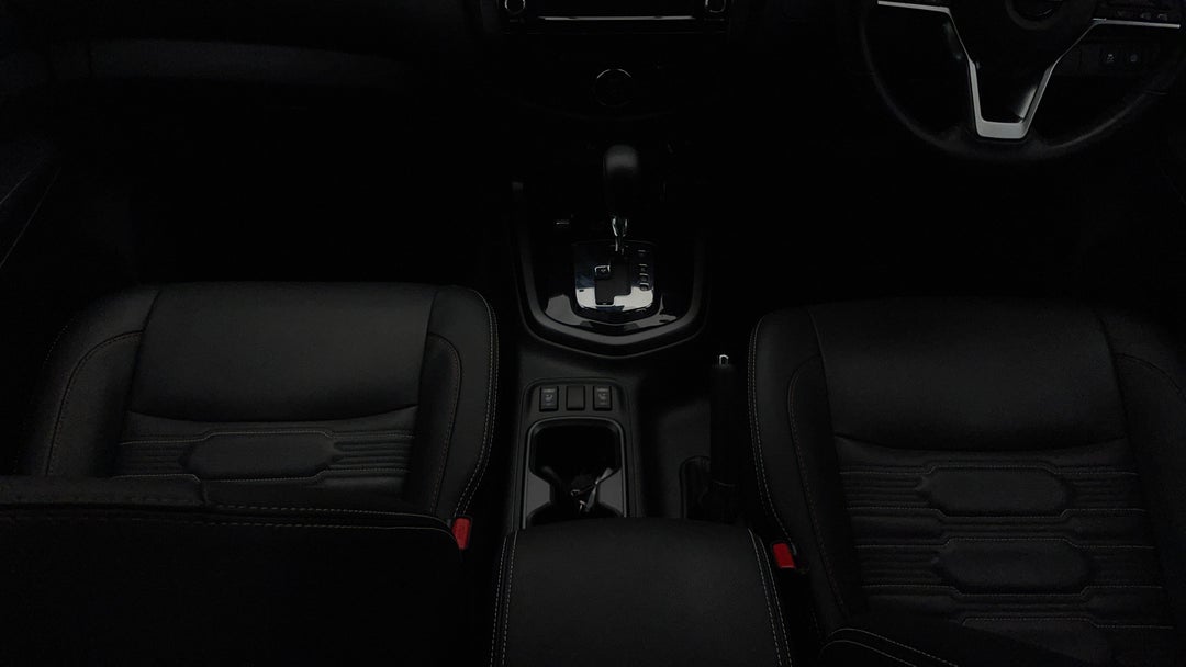 2023 Nissan Navara Pro-4x (4x4), Automatic, 20610 km, Center Console