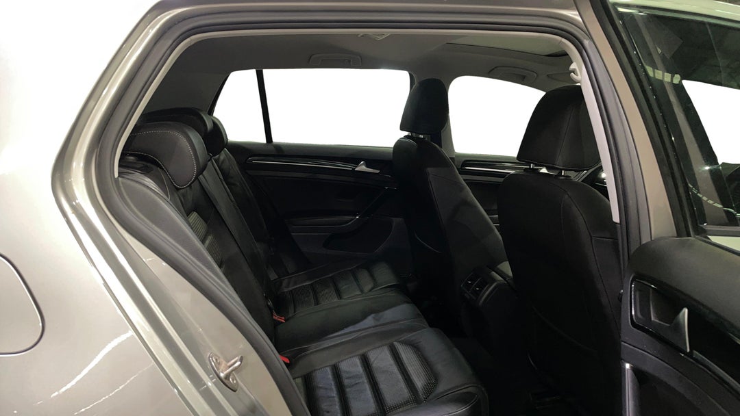 2017 Volkswagen Golf 110 Tsi Highline, Automatic, 86965 km, Right Side Rear Door Cabin View