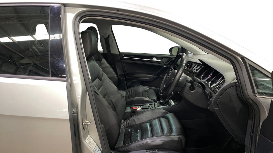 2017 Volkswagen Golf 110 Tsi Highline, Automatic, 86965 km, Right Side Front Door Cabin View