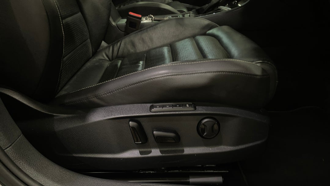 2017 Volkswagen Golf 110 Tsi Highline, Automatic, 86965 km, Drivers Side Adjustment Panel