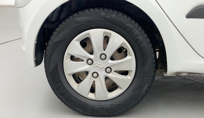 2011 Hyundai i10 MAGNA 1.1, CNG, Manual, 1,03,464 km, Right Rear Wheel