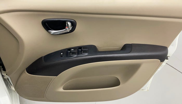 2011 Hyundai i10 MAGNA 1.1, CNG, Manual, 1,03,464 km, Driver Side Door Panels Control
