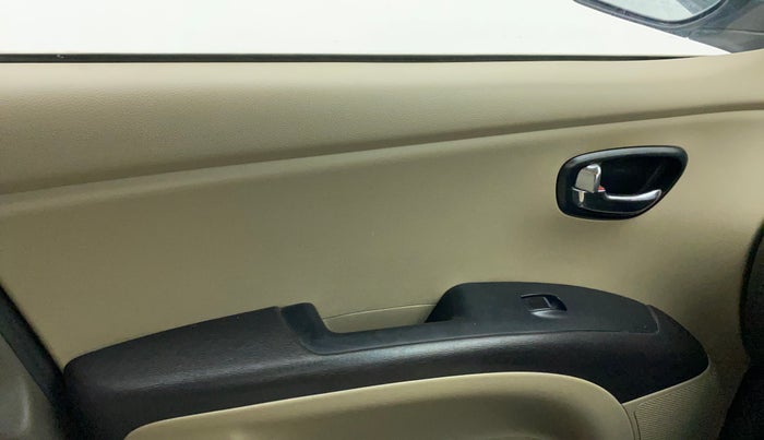 2011 Hyundai i10 MAGNA 1.1, CNG, Manual, 1,03,464 km, Left front window switch / handle - Power window makes minor noise