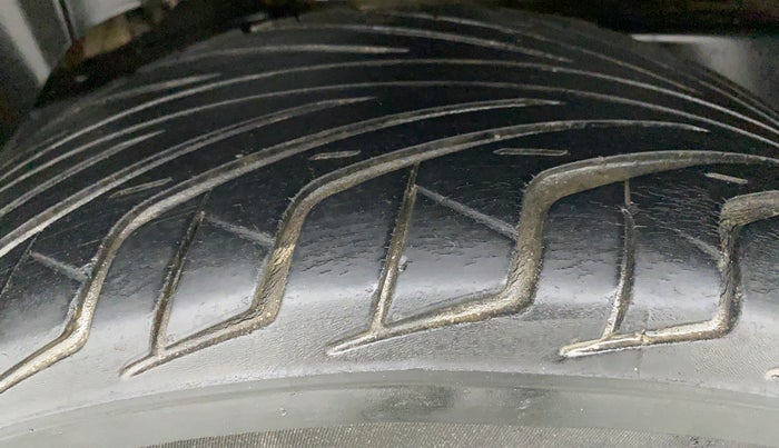 2018 Mahindra TUV300 T4+, Diesel, Manual, 43,078 km, Right Rear Tyre Tread