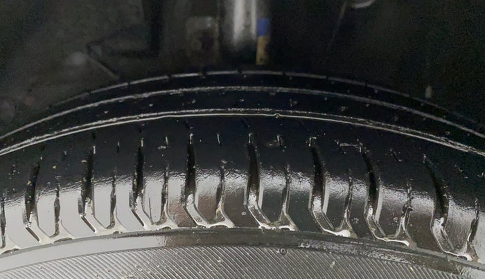 2019 Maruti Dzire VXI, CNG, Manual, 63,479 km, Left Front Tyre Tread