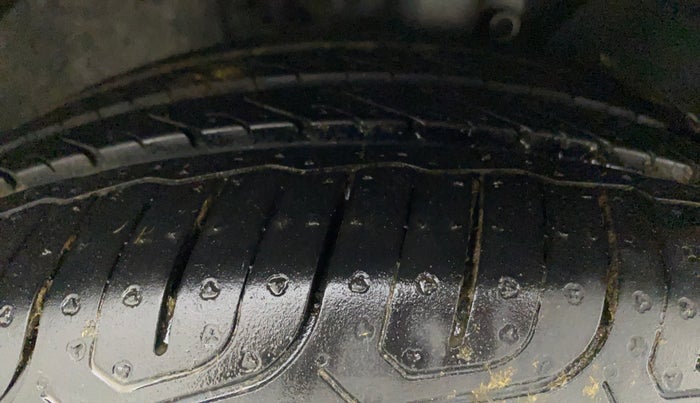 2011 Volkswagen Vento COMFORTLINE 1.6, Petrol, Manual, 63,903 km, Right Front Tyre Tread