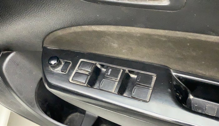 2016 Maruti Swift VXI, Petrol, Manual, 34,456 km, Right front window switch / handle - Master window function not working