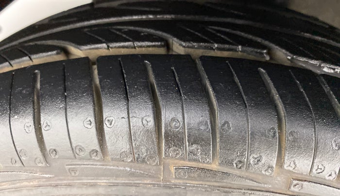 2015 Hyundai Eon D LITE PLUS, Petrol, Manual, 12,058 km, Left Front Tyre Tread
