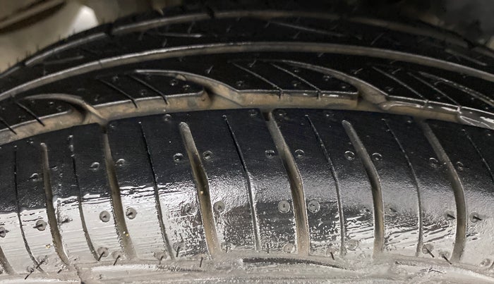 2015 Hyundai Eon D LITE PLUS, Petrol, Manual, 12,058 km, Left Rear Tyre Tread