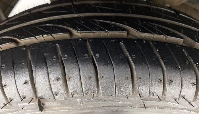 2015 Hyundai Eon D LITE PLUS, Petrol, Manual, 12,058 km, Right Rear Tyre Tread