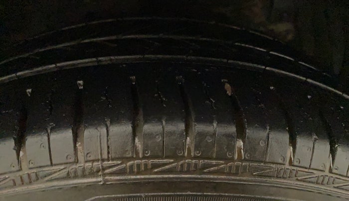 2015 Maruti Ciaz VXI+, Petrol, Manual, 76,278 km, Right Front Tyre Tread