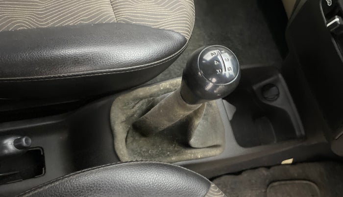 2013 Hyundai Eon ERA PLUS, Petrol, Manual, 47,424 km, Gear lever - Boot cover slightly torn