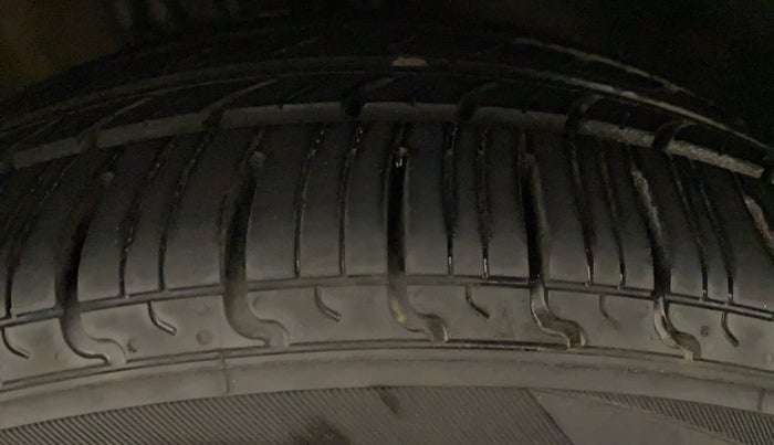2016 Skoda Rapid 1.6 MPI STYLE PLUS MT, Petrol, Manual, 32,028 km, Right Front Tyre Tread