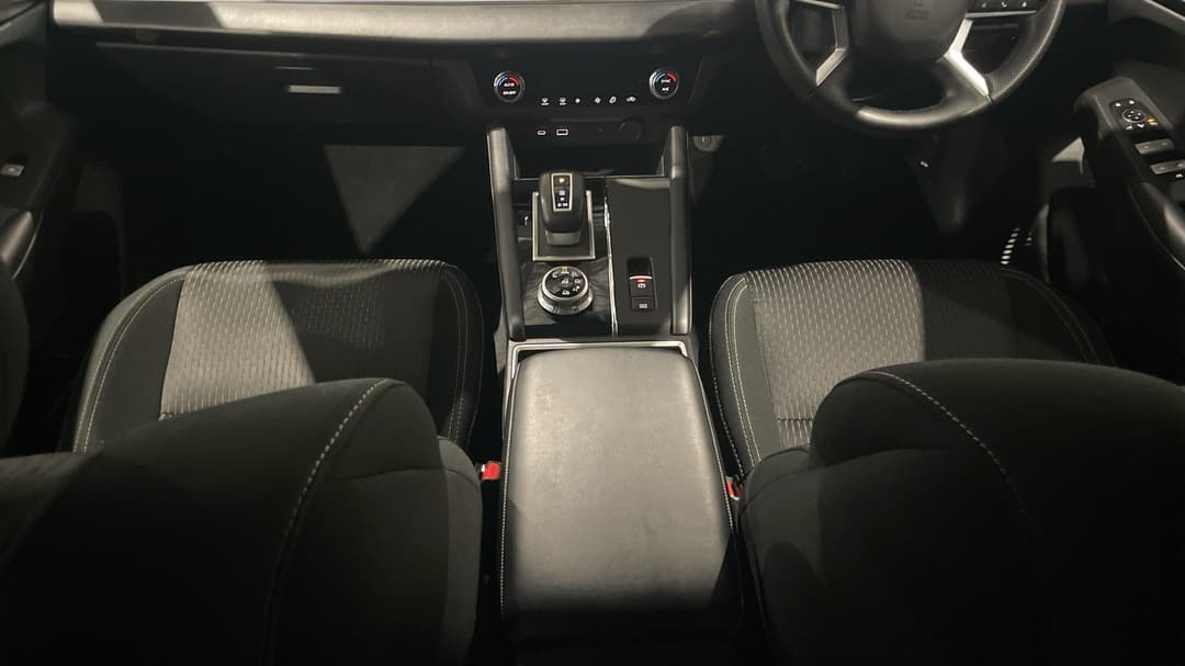 2023 Mitsubishi Outlander Ls 7 Seat (AWD), Automatic, 47740 km, Center Console