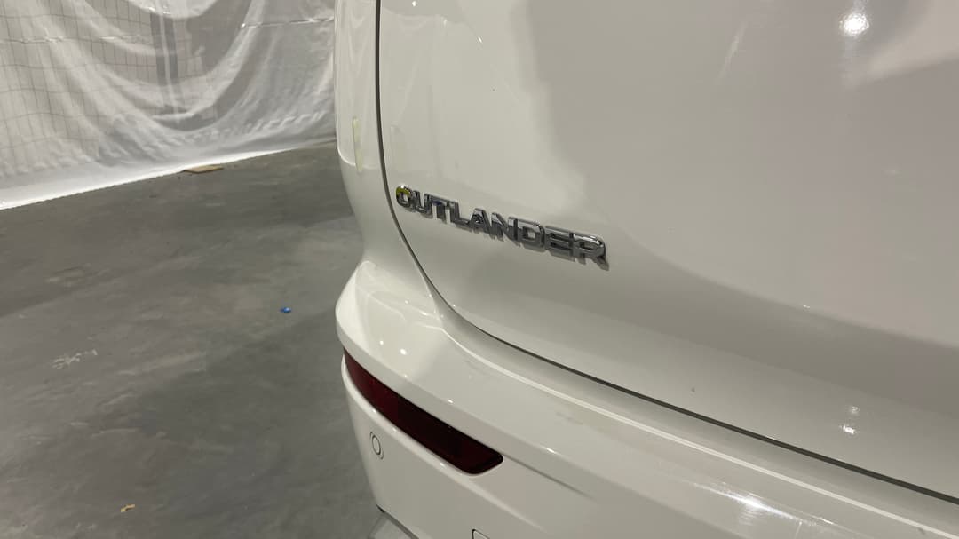 2023 Mitsubishi Outlander Ls 7 Seat (AWD), Automatic, 47740 km, Badge (Boot Left Side)