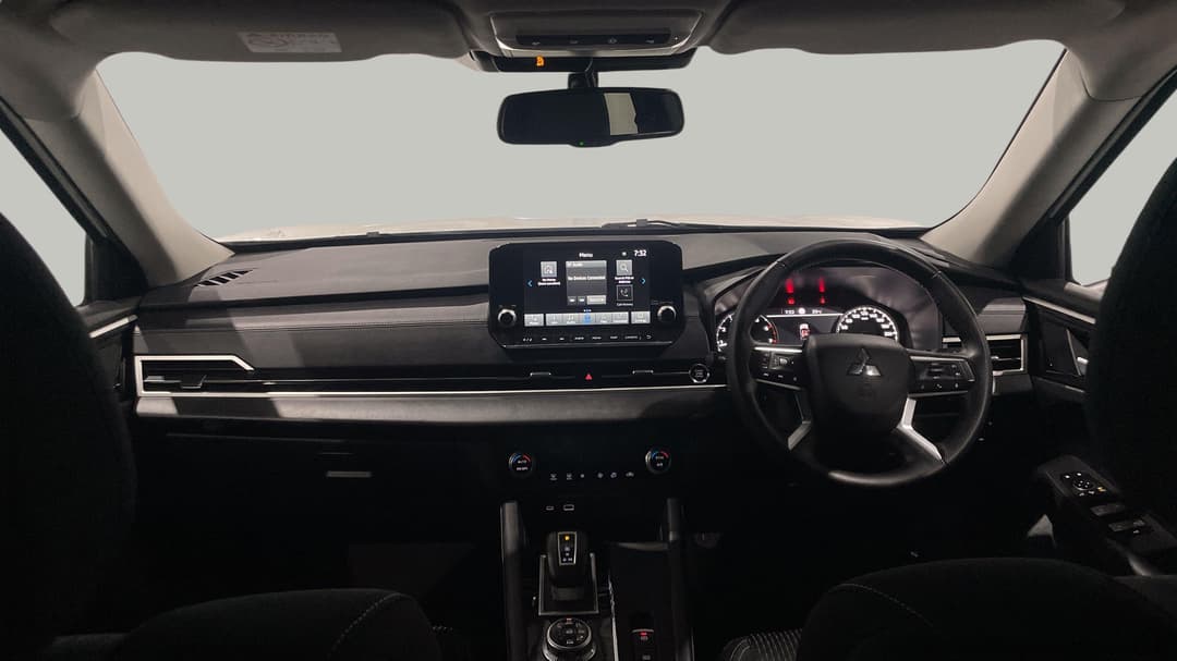 2023 Mitsubishi Outlander Ls 7 Seat (AWD), Automatic, 47740 km, Dashboard View