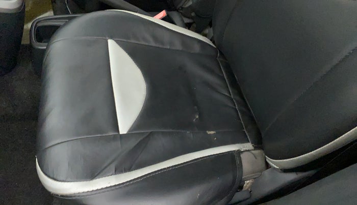 2011 Maruti Ritz VXI, Petrol, Manual, 33,438 km, Front left seat (passenger seat) - Cover slightly torn