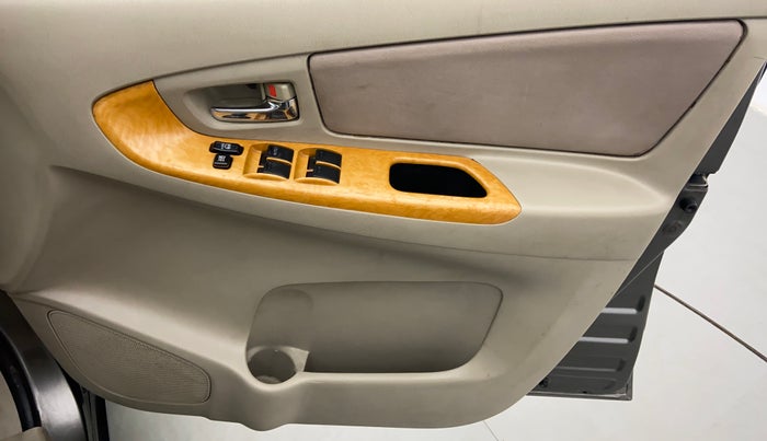 2009 Toyota Innova 2.5 V 8 STR, Diesel, Manual, 1,02,616 km, Driver Side Door Panels Controls