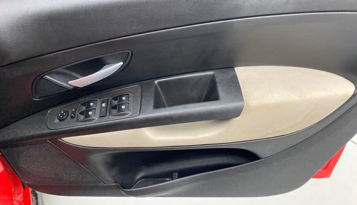 2018 Fiat URBAN CROSS EMOTION MULTIJET 1.3, Diesel, Manual, 36,952 km, Driver Side Door Panels Control