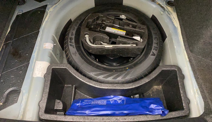 2012 Volkswagen Vento HIGHLINE DIESEL 1.6, Diesel, Manual, 1,19,488 km, Spare Tyre