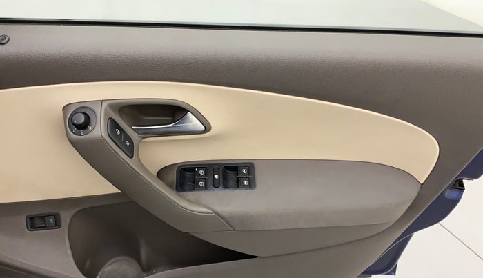 2012 Volkswagen Vento HIGHLINE DIESEL 1.6, Diesel, Manual, 1,19,488 km, Right front window switch / handle - Power window makes minor noise