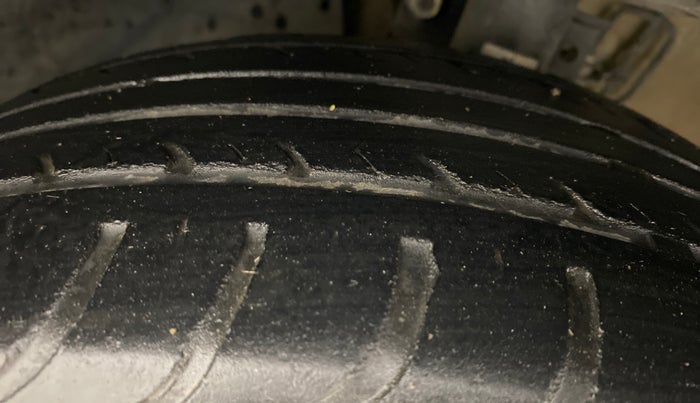 2016 Volkswagen Ameo COMFORTLINE 1.2, Petrol, Manual, 34,861 km, Left Front Tyre Tread