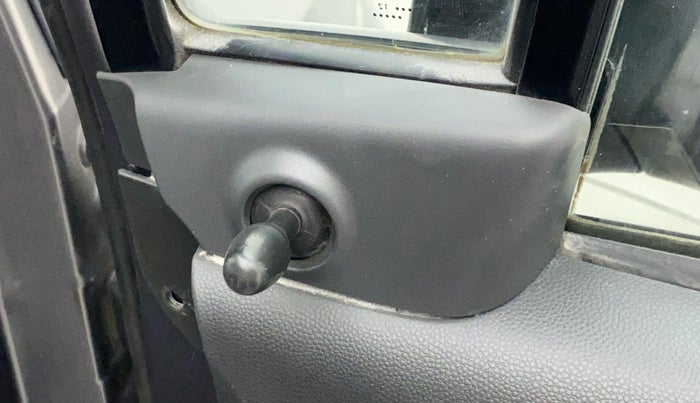 2012 Maruti Ritz VXI, Petrol, Manual, 91,550 km, Right rear-view mirror - ORVM knob broken and not working