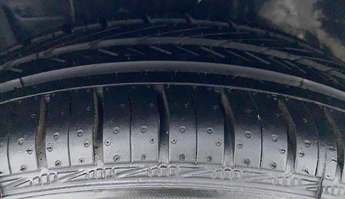 2012 Toyota Etios VX D, Diesel, Manual, 1,01,330 km, Left Front Tyre Tread