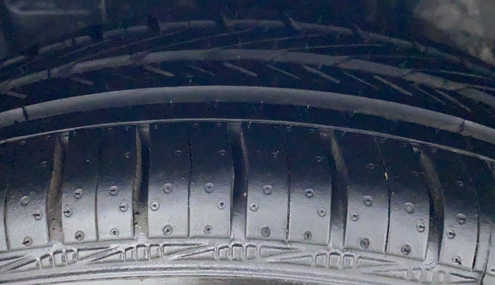 2012 Toyota Etios VX D, Diesel, Manual, 1,01,330 km, Right Front Tyre Tread