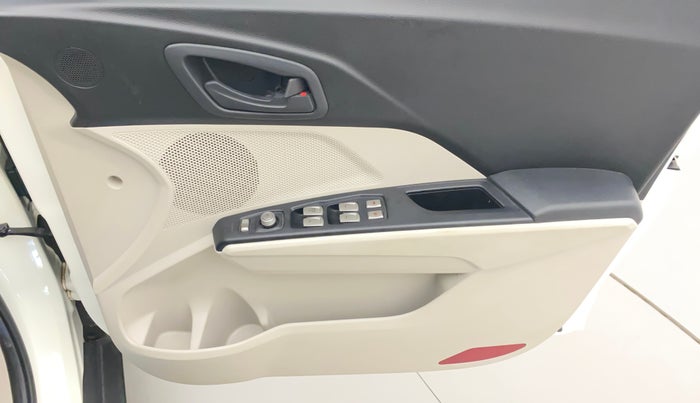 2022 Mahindra XUV300 W6 1.2 PETROL AMT, Petrol, Automatic, 16,034 km, Driver Side Door Panels Control