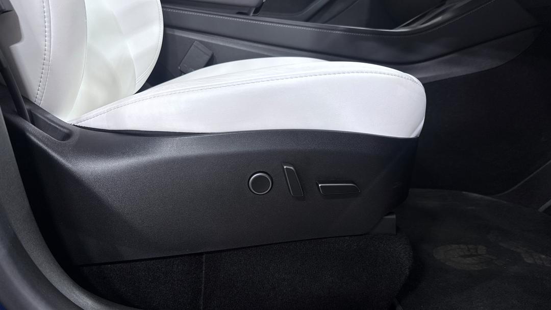 2023 Tesla Model Y Rear-wheel Drive, Automatic, 21248 km, Drivers Side Adjustment Panel