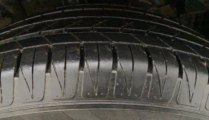 2016 Maruti Vitara Brezza ZDI, Diesel, Manual, 77,943 km, Left Rear Tyre Tread