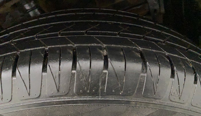 2016 Maruti Vitara Brezza ZDI, Diesel, Manual, 77,943 km, Left Front Tyre Tread