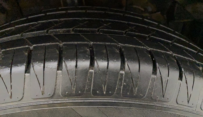 2016 Maruti Vitara Brezza ZDI, Diesel, Manual, 77,943 km, Right Front Tyre Tread
