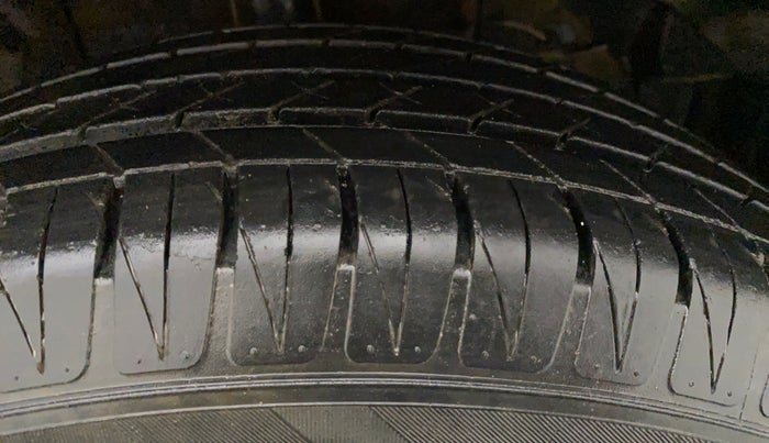 2016 Maruti Vitara Brezza ZDI, Diesel, Manual, 78,575 km, Right Front Tyre Tread