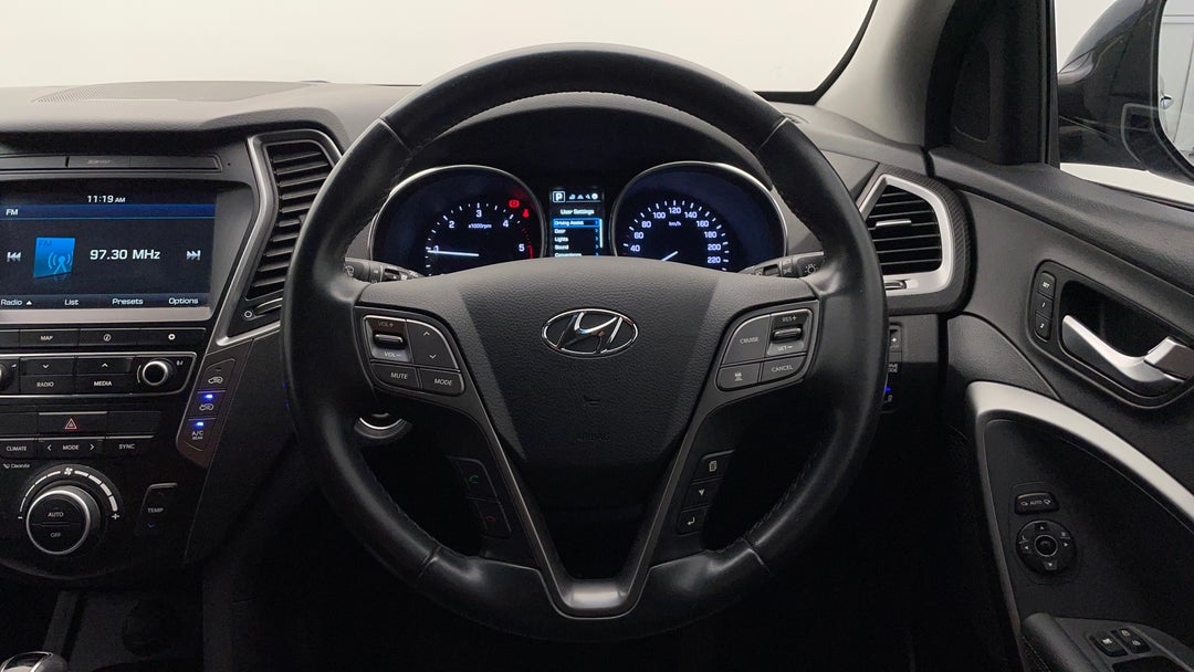 2016 Hyundai Santa Fe Highlander Crdi (4x4), Automatic, 102677 km, Steering Wheel Close-up