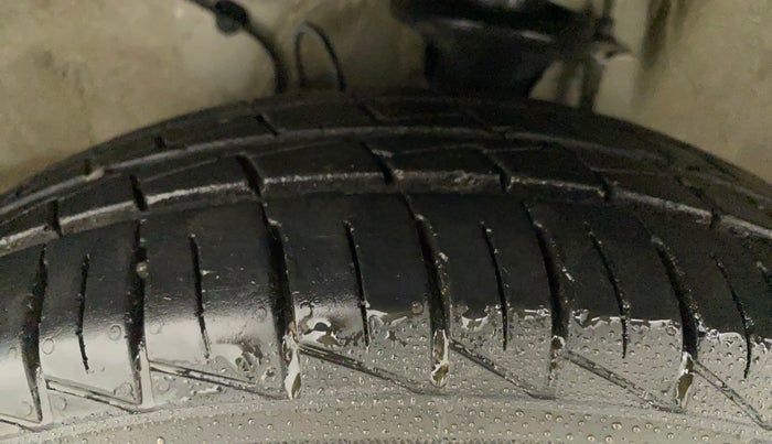 2020 Maruti Alto LXI CNG, CNG, Manual, 33,069 km, Left Front Tyre Tread