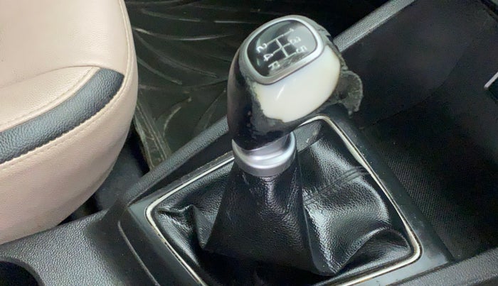 2016 Hyundai Elite i20 ASTA 1.2 (O), Petrol, Manual, 37,337 km, Gear lever - Knob cover torn