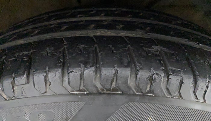 2017 Maruti Dzire VDI, Diesel, Manual, 42,829 km, Right Front Tyre Tread