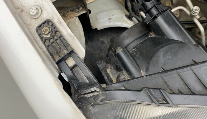 2017 Renault Kwid RXT 1.0 AMT (O), Petrol, Automatic, 29,511 km, Right headlight - Clamp has minor damage
