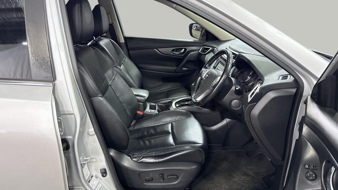 2016 Nissan X-trail St-l 7 Seat (FWD), Automatic, 111902 km, Right Side Front Door Cabin View