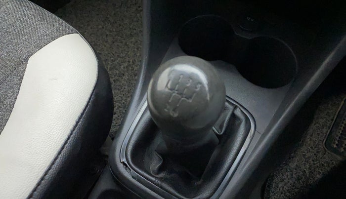2017 Volkswagen Ameo TRENDLINE 1.5L, Diesel, Manual, 87,481 km, Gear lever - Knob cover torn