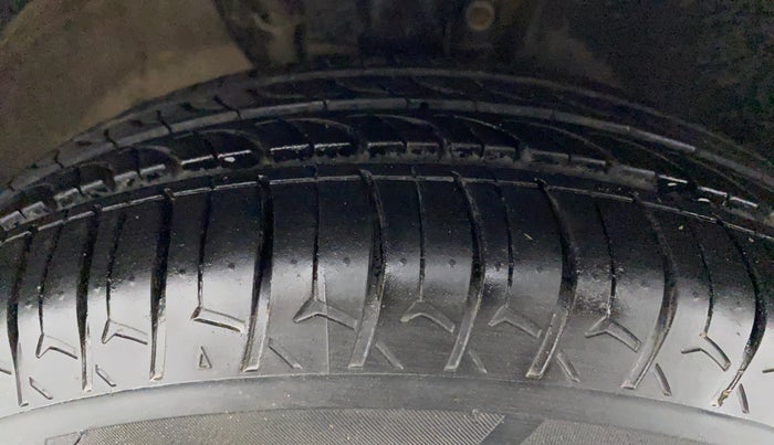 2017 Volkswagen Ameo TRENDLINE 1.5L, Diesel, Manual, 87,481 km, Right Front Tyre Tread